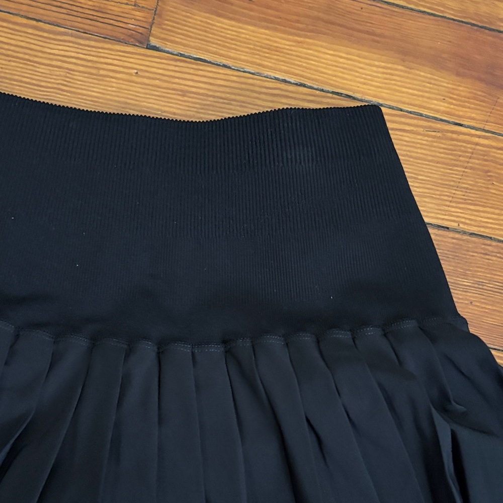 Elegant Black Pleated Skirt - Picture 3 of 3